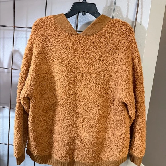 🤎 UGG Women's Plush V-Neck Sweater in Tan - Picture 2 of 2